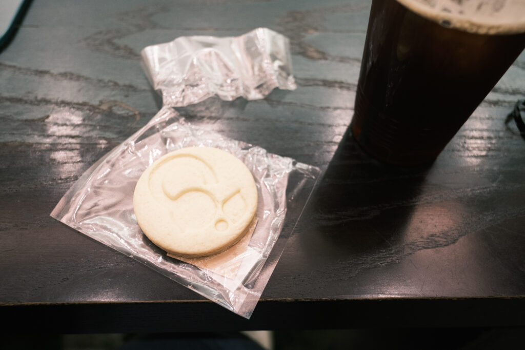 御茶ノ水の映画館シネマリスのフードメニュー『シネマリスクッキー』とアイスコーヒーの写真